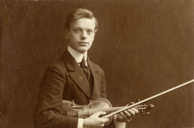 800052 Portret van Cornelis Hartvelt (Utrecht, 26-1-1900 - ), poserend met zijn viool.